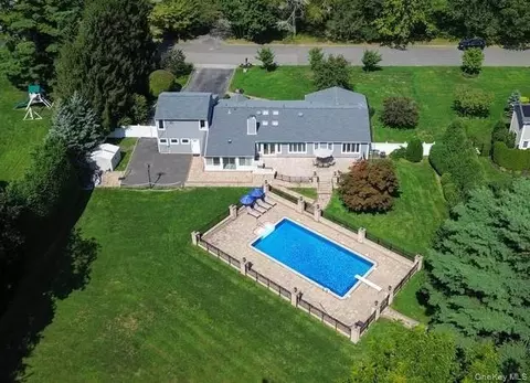 135 Hickman St, Syosset, NY 11791