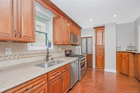 Entry Way - 53 Thorne St, Patchogue, NY 11772 photo 2 of 6