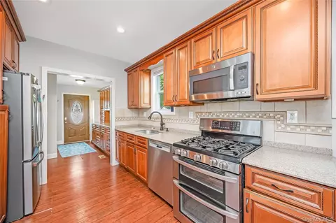 Entry Way - 53 Thorne St, Patchogue, NY 11772 photo 1 of 6