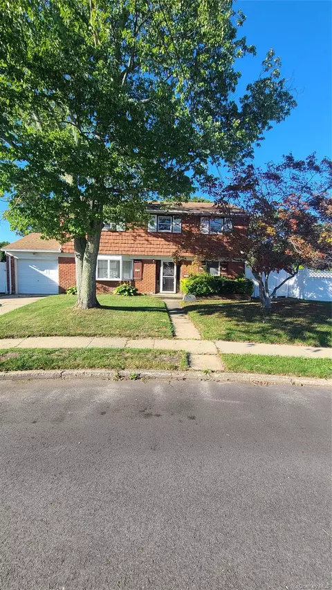 623 Nimrod Ct, North Babylon, NY 11703