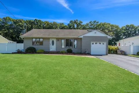 21 Seusing Blvd, Ronkonkoma, NY 11779