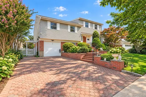 31 Colony Ln, Syosset, NY 11791