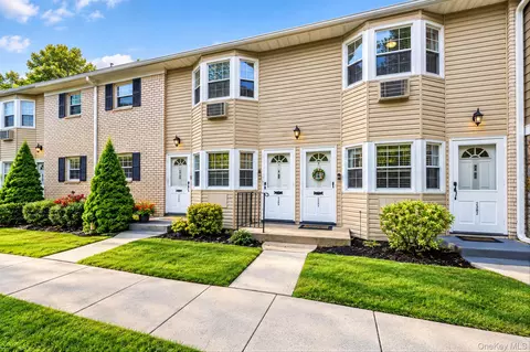 3221 Wilshire Ln #21E, Oakdale, NY 11769