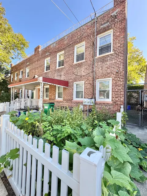 10935 202nd St, New York, NY 11412