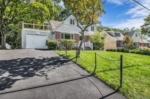 26 Shelley Pl, Huntington Station, NY 11746