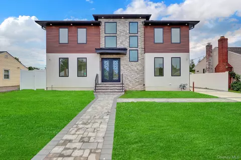 81 End Ave, Hicksville, NY 11801
