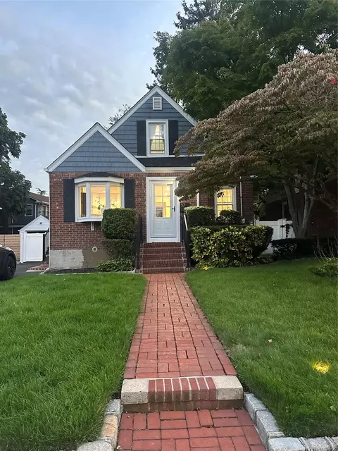 57 Scarcliffe Dr, Malverne, NY 11565