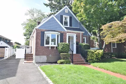 57 Scarcliffe Dr, Malverne, NY 11565