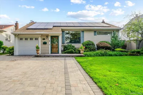 91 Flower Rd, Valley Stream, NY 11581