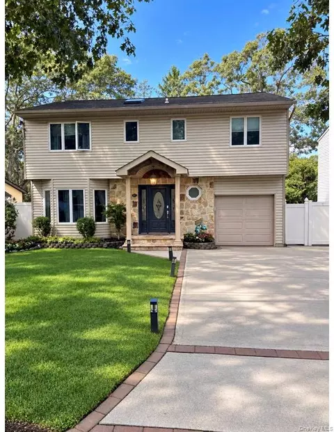 41 Homeland Dr, Huntington, NY 11743