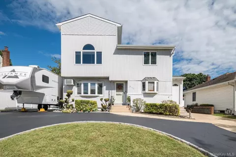 3117 Ward Ln, Wantagh, NY 11793