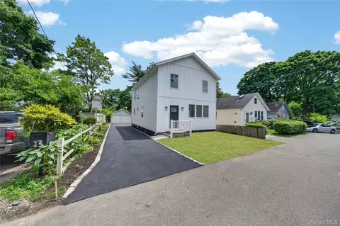 15 Grand Pl, Huntington Station, NY 11746