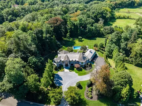2 Hidden Pond Dr, Old Westbury, NY 11568