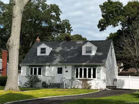 105 Rutledge Rd, North Babylon, NY 11703