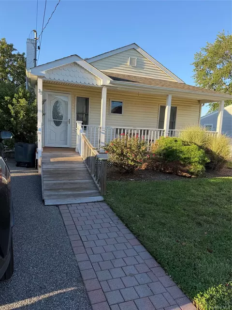 13 Barry Rd, Amityville, NY 11701