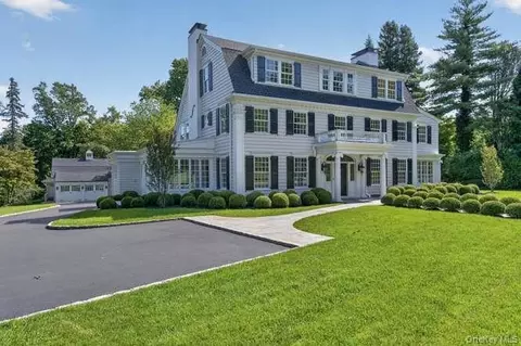 30 Brookside Dr, North Hempstead, NY 11030