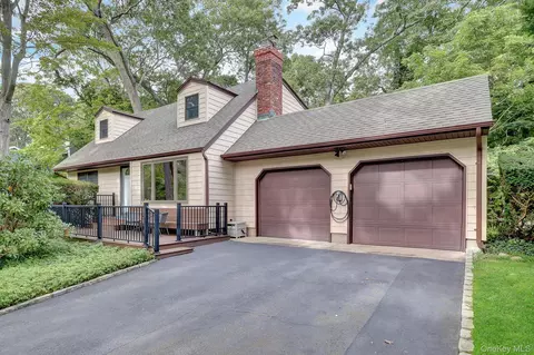 43 Huyler Ct, Setauket, NY 11733