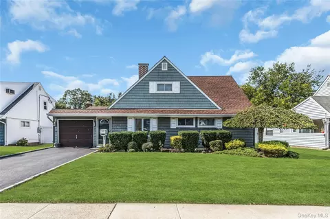 30 Cable Ln, Hicksville, NY 11801