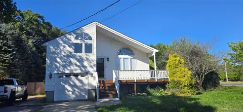107 Parkview Dr, Shirley, NY 11967