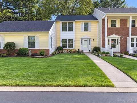 4 Lexington Ct, Coram, NY 11727
