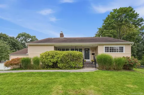 20 Old Town Ln, Huntington, NY 11743
