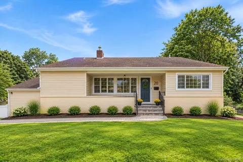 20 Old Town Ln, Huntington, NY 11743