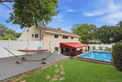 20 Old Town Ln, Huntington, NY 11743
