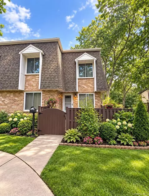 177 Cambridge Dr, Port Jefferson Station, NY 11776