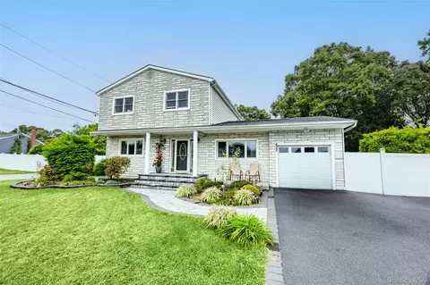 822 Coates Ave, Holbrook, NY 11741