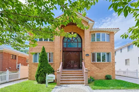 61-36 Cloverdale Blvd, Oakland Gardens, NY 11364