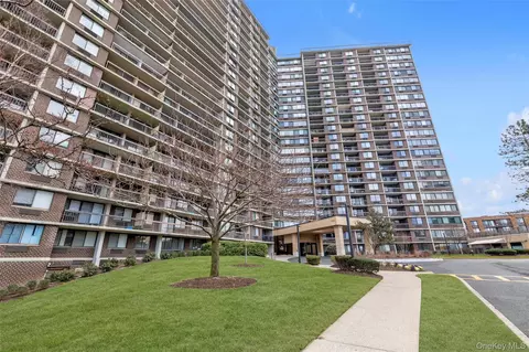 2 Bay Club Dr #20-O, Bayside, NY 11360