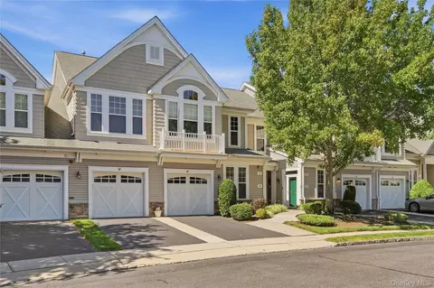 39 Symphony Dr, Lake Grove, NY 11755