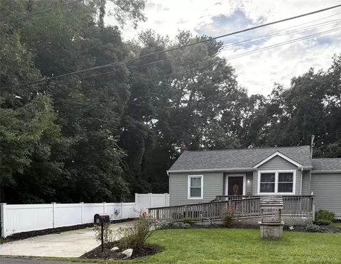 8 Canary Pl, Farmingville, NY 11738
