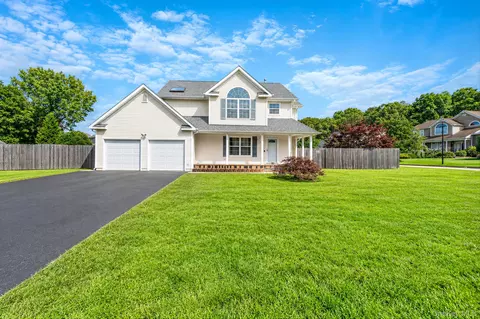 19 Oceanview Blvd, Manorville, NY 11949