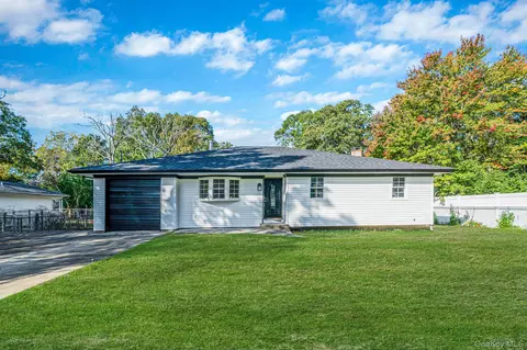 6 Dourland Rd, Medford, NY 11763