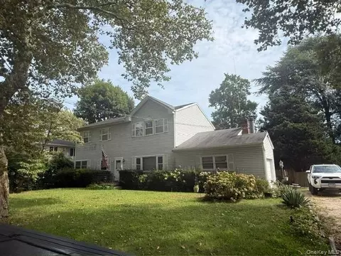 97 Hiawatha Dr, Brightwaters, NY 11718