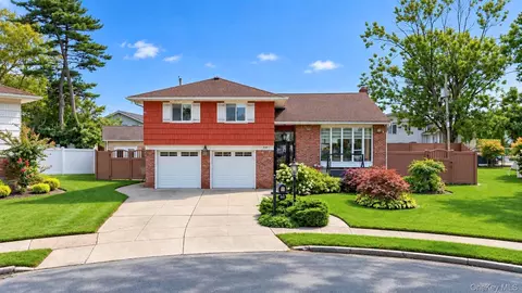 919 Park Ct, Valley Stream, NY 11581