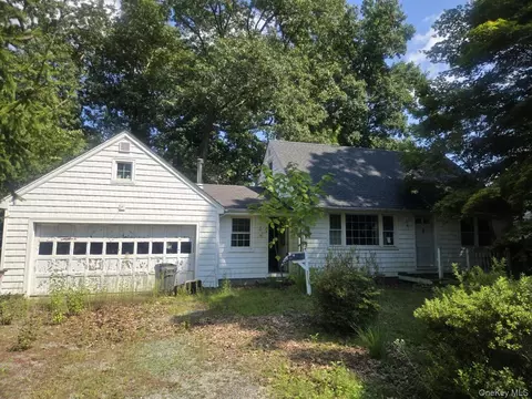 59 Cornell St, East Northport, NY 11731