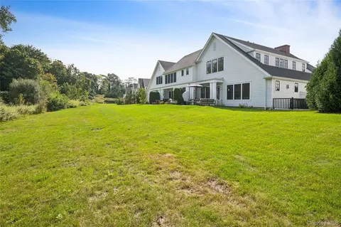 Exterior - 19 Lavender Ln, Rye Brook, NY 10573 photo 4 of 8