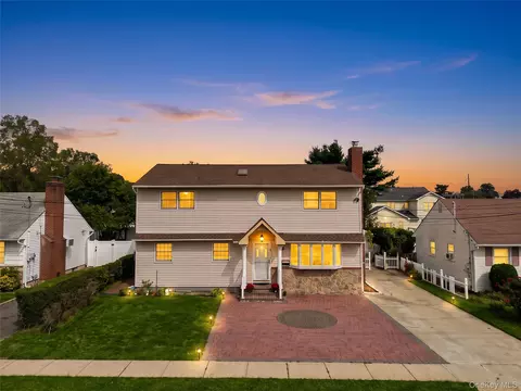 234 Nevada St, Hicksville, NY 11801