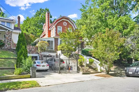 84-42 Charlecote Rdg, Jamaica, NY 11432