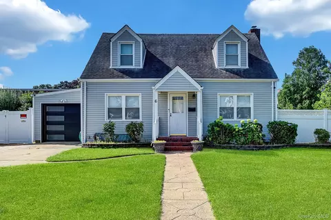 6 Manchester St, North Hempstead, NY 11590