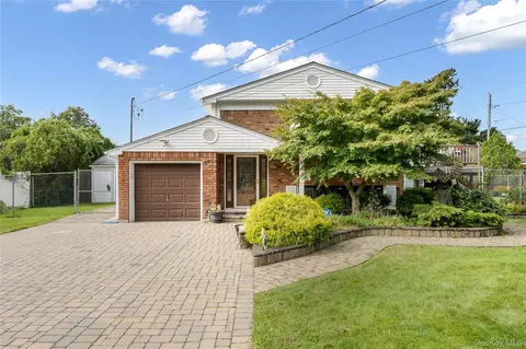 135 W End Ave, Shirley, NY 11967