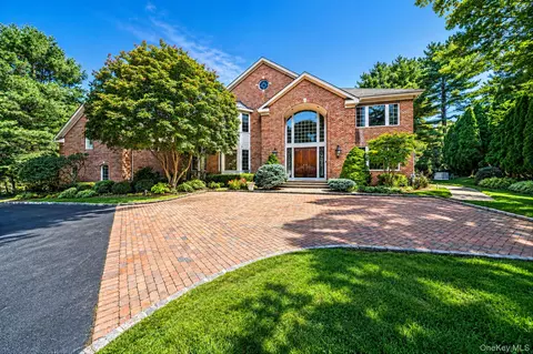 19 Cobblestone Ct, Centerport, NY 11721