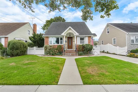 159 Raff Ave, North Hempstead, NY 11501