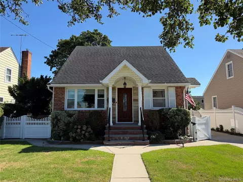 159 Raff Ave, North Hempstead, NY 11501