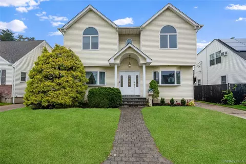 22 Park E, North Hempstead, NY 11040