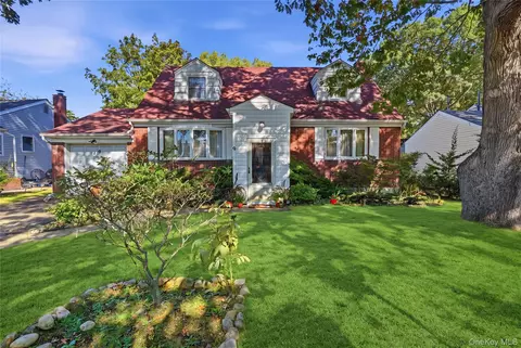 9 Stillwell St, Huntington, NY 11743