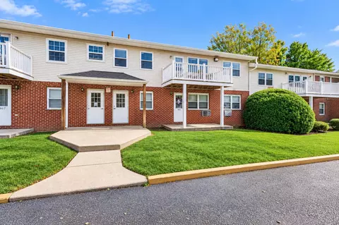 1 Hemlock Dr #F164, Bay Shore, NY 11706