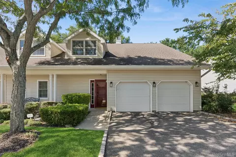 147 Pond View Dr, North Hempstead, NY 11050